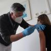 Pflegedirektorin Susanne Marpoder vom Kreiskrankenhaus holt sich in Wertingen ihre Boosterimpfung ab. 