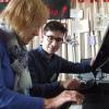 Besucher nutzten das Angebot, die Instrumente auszuprobieren. Hier bringt Musiklehrer Pablo Diez Teresa die Freude am Klavierspiel näher. 