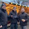 Max Warzecha, Dominik Kraus und Stefan Deininger stärkten sich standesgemäß mit Glühwein und Bratwurst.