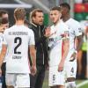 Trainer Markus Weinzierl (Mitte) kann auf Jeffrey Gouweleeuw setzen. Der Kapitän des FC Augsburg kehrt nach Gelb-Sperre gegen Greuther Fürth in die Mannschaft zurück. 