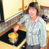 Monika Schorer in ihrer Küche in Hurlach beim Zubereiten der Kartoffelsuppe.