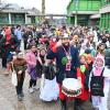 Gemeinsam mit Trommler Albert zogen Schülerinnen und Schüler der Grundschule durch Burgau, um die Gewerbetreibenden aufzufordern, Süßigkeiten und Brezen aus den Fenstern zu werfen. 