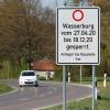 Die Ortsdurchfahrt von Wasserburg wird ab Ende April für fast acht Monate gesperrt sein. Bereits jetzt weißen Schilder auf das Vorhaben hin. 	