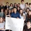 Die Klasse, in die Ali Reza derzeit geht, ist sauer: Ihr Mitschüler soll abgeschoben werden. Die Jugendlichen haben nun eine Online-Petition gegen den Bescheid gestartet. Ali Reza selbst hat Klage gegen seine Ausweisung eingereicht. 