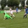 Bobingens Jakob Ruß (weißes Trikot) nutzte einen Abspielfehler der Langerringer Defensive aus, um sein Team in Führung zu bringen. Am Ende siegte Bobingen mit 2:1.  	