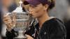 Samantha Stosur küsst nach ihrem Sieg gegen Serena Williams die US-Open-Trophäe. 