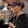 Samantha Stosur küsst nach ihrem Sieg gegen Serena Williams die US-Open-Trophäe. 