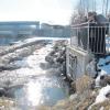 Die Fischtreppe am Filzinger Wehr gibt der Wasserfauna die Möglichkeit, flussaufwärts zu wandern (oben). Um die Fließgeschwindigkeit der Iller zu hemmen, wurden bei Vöhringen künstliche Stromschnellen geschaffen. 