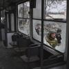 Soldaten sind durch die zerbrochenen Fenster einer Straßenbahn zu sehen, die bei einem russischen Luftangriff beschädigt wurde.  