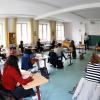Während der Corona-Krise besuchen die Schülerinnen und Schüler der Abschlussklassen ab 27. April 2020 wieder die Schule.  So wie hier am Maria-Ward-Gymnasium in Günzburg.