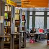 Freie Plätze in Unibibliotheken sind zur Prüfungszeit besonders knapp, denn die Studentenzahlen haben in den vergangenen Jahren stark zugenommen. Einige Bibliotheken haben inzwischen ein Reservierungssystem mit „Parkscheiben“ eingeführt, Augsburg bislang nicht. Das hat Gründe. 