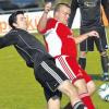 Vergab in der Nachspielzeit die große Chance zum Sieg: Oberhausens Philipp Kugler (rechts), hier im Zweikampf mit Florian Schnepf (links).  