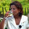 Claudia Obert trinkt gerne ihren Sekt im "Sommerhaus der Stars"