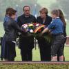 Gemeinsame Kranzniederlegung: Frankreichs Präsident Hollande und Kanzlerin Merkel beziehen Jugendliche mit ein.  	 	