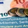 17,50 Euro wird derzeit pro Monat für jede Wohnung erhoben. Bei Wohngemeinschaften läuft die Zahlung über eine angemeldete Person.