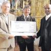 Musikkapellen-Vorsitzender Wolfgang Arnold (Mitte) überreichte die 1000-Euro-Spende in Form eines symbolischen Schecks an Pater Steevan und Kirchenpfleger Josef Menhart.  