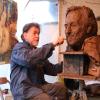 Bildhauer Nikolai Tregor arbeitet noch an den Feinheiten des Kopfes für die Helmut-Dietl-Statue. 