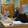 Sabine Lemberger (rechts), Josef Sebastian Schau-Schniedermeier und Christine Kickum übernehmen als Wahlhelfer die Nachmittagsschicht in der Sebastian-Franck-Schule in Donauwörth.