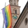 Vor der Kirche St. Peter und Paul in Oberhausen hängt die Regenbogenfahne.  