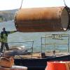 Die Brückenbauer müssen alles zusammenpacken, um die Vögel im Stausee (Hintergrund) nicht zu stören. Das verlangt die Naturschutzbehörde.  	