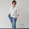 Christine Breitruck mal lässig in Jeans und weißer Bluse. 