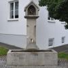 Der Rennertshofer Dorfbrunnen steht seit 1995 an der Stelle, wo früher das Schulhaus des Ortes stand.