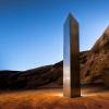 Ein Metall-Monolith, dreieckig, glänzend, fast vier Meter hoch, stand in einer Wüste im Bezirk San Juan im Südosten von Utah in den USA. Es war der erste Monolith, der entdeckt wurde. Seither tauchen Metall-Stelen rund um den Globus auf. 