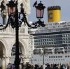 Die Lagunenstadt Venedig will Kreuzfahrtschiffe (hier die „Costa Deliziosa“) nicht mehr so nahe an seinen historischen Stätten – wie etwa am weltberühmten Markusplatz – ankern lassen.