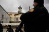Türkische Polizisten stehen in einem abgesperrten Bereich vor der Santa-Maria-Kirche Wache. Zwei Maskierte hatten die Kirche angegriffen und einen Menschen getötet