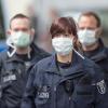 Ebola-Verdacht: Polizeibeamte mit Mundschutz vor einem Jobcenter in Berlin.