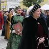 Viele Besucher aus Mindelheim und Umgebung haben sich die italienischen Fahnenschwinger am zweiten Frundsbergfest-Wochenende angeschaut.