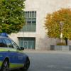 Auch am Donnerstag war die Polizei vor der Ulmer Synagoge am Weinhof mit einem Streifenwagen präsent. 