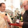 Stadtpfarrer Andreas Hartmann überreicht Kirchenpfleger Max Schelkshorn in Anerkennung seiner Verdienste um die Kirchensanierung die Goldene Ulrichsmedaille. 