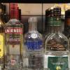 Hochprozentigen Alkohol im Wert von mehr als 1000 Euro haben Unbekannte aus dem Edeka-Markt in Welden gestohlen, berichtet die Polizei. 
