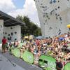 Das neue DAV-Kletterzentrum in Augsburg an den Sportanlagen Süd war der perfekte Austragungsort für die Deutsche Meisterschaft im Sportklettern. Die Zuschauer sahen bei bestem Wetter vom kleinen Grashügel alle drei Disziplinen. Links die Boulderwände, rechts die Steilwand. 