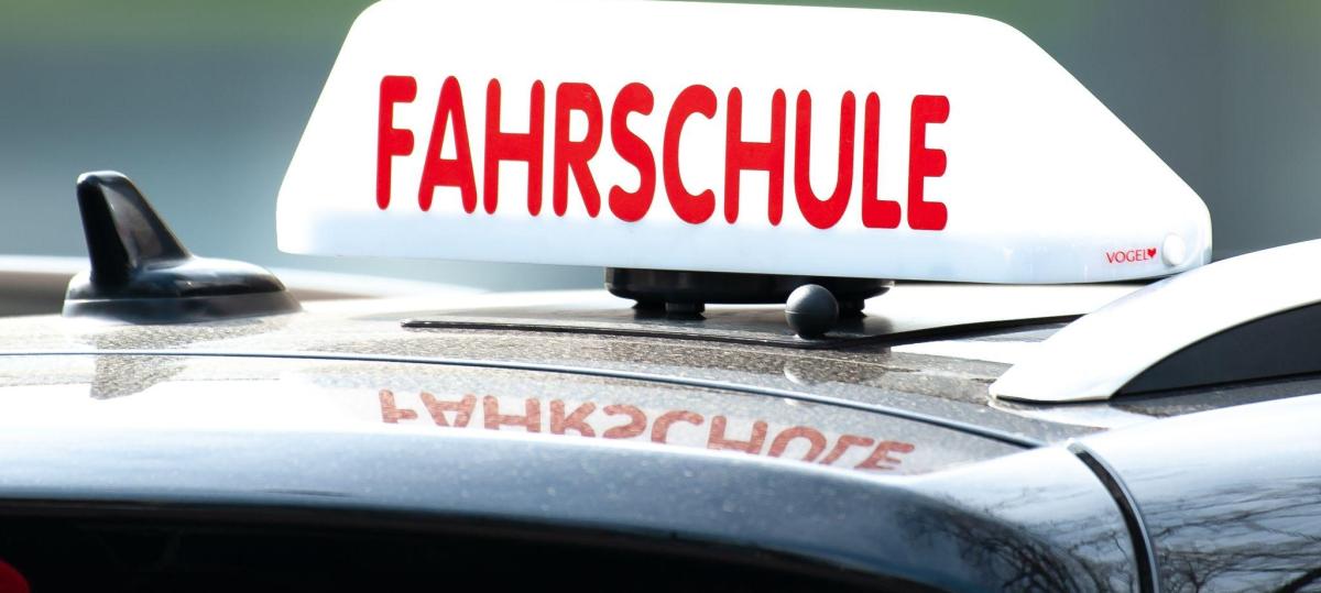 Fahrstunde endet mit Unfall und hohem Sachschaden