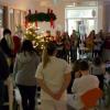 Der Kinderchor aus Kutzenhausen singt in der Kinderklinik.  	