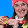 Biathletin Denise Herrmann zeigt stolz ihre Goldmedaille.