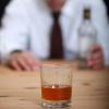 Für viele Arbeitnehmer ist der Alkohol ein ständiger Begleiter. Schätzungen zufolge leidet jeder Zwanzigste unter einem therapiebedürftigen Suchtproblem. 