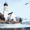 Die mit Querdielen notgesicherte Friedhofsmauer an der Pfarrkirche St. Ulrich muss grundsaniert werden. 