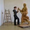 Sara Opic in ihrem Atelier am Bearbeiten ihrer Christus-Skulptur für Vilgertshofen.