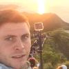 Thomas Schreitt am Gipfel des Diamond Head. Mit hunderten weiteren Touristen beobachten er und Schneider den spektakulären Sonnenaufgang. Kurz danach trifft die Nachricht ein. 