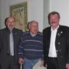 Vorsitzender Herbert Lipp (rechts) und sein Vize Franz Leopold (links) zeichneten Heinz Mittensteiner für 50-jährige Mitgliedschaft im Fischereiverein Friedberg aus.  

