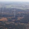 Ein landkreisübergreifender Windpark soll im Haselbachtal zwischen Ehekirchen und Pöttmes entstehen. Im Bild die Anlagen im Brugger Forst an der A 8 bei Adelzhausen im Nachbarlandkreis Aichach-Friedberg. 