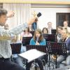 Dirigent Lars Scharding probt mit dem Musikverein Reichling für die Wertungsspiele in Issing am 21. und 22. April, die im Rahmen des Bezirksmusikfestes stattfinden. 
