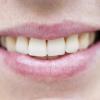 Zähne lassen sich mit der richtigen Ernährung mit Karotten und Vollkorn schützen.