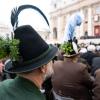Gebirgsschützen aus Bayern nehmen an der öffentlichen Trauermesse für den emeritierten Papst Benedikt XVI. auf dem Petersplatz teil.