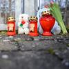 Kerzen, Blumen und Kuscheltiere stehen an einem Spielplatz in Schwäbisch Gmünd. Dort war am Montag ein Dreijähriger in die Rems gestürzt und gestorben.