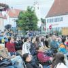 150 Zuschauer verfolgten auf dem Marktplatz von Dinkelscherben das Spiel der deutschen Fußballnationalmannschaft am Samstagabend gegen Portugal. Der Verein Junge Kultur Dinkelscherben organisiert das Public Viewing. 