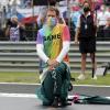 Sebastian Vettel aus Deutschland vom Team Aston-Martin kniet vor dem Rennen auf der Rennstrecke zur Unterstützung der Black-Lives-Matter-Bewegung nieder und trägt eine T-Shirt in Regenbogenfarben.